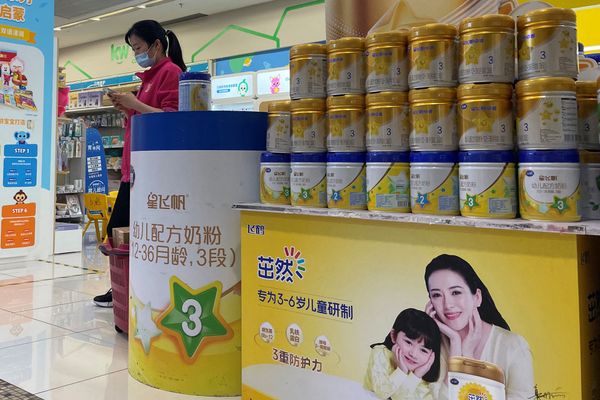 الصين تطالب مصنّعي حليب الأطفال بإجراء اختبارات على منتجاتهم