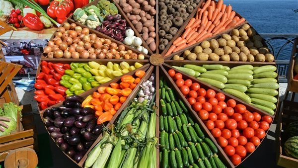 أسواق الخضار تشتعل قبل عيد الفطر.. جنون الطماطم يصيب الليمون.. الغرف التجارية: ارتفاعات تصل لـ 30% متأثرة بتحريك أسعار الوقود.. وهذا قرار التموين لمواجهة الزيادات