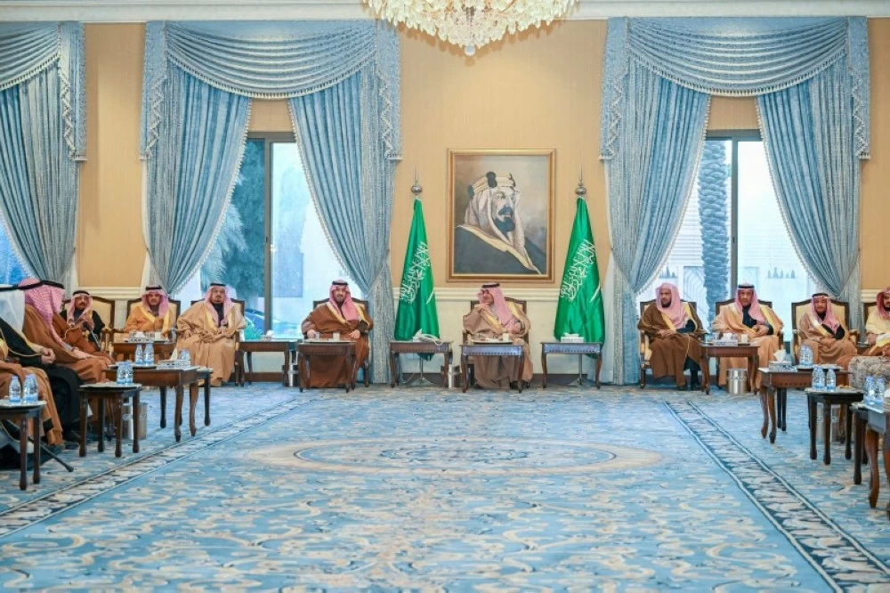 أمير تبوك يستقبل المهنئين بشهر رمضان المبارك