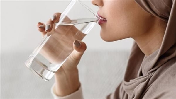"البحوث الطبية" يوضح تأثير شرب المياه على فاعلية وأمان الدواء في رمضان (فيديو)