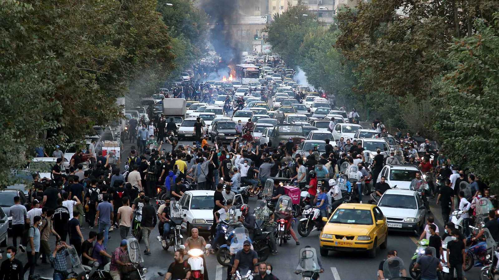 من الشارع إلى الحرب: هل يعاقب النظام الإيراني شعبه على احتجاجه؟
