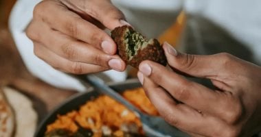 ماذا يحدث لسكر الدم عند تناول الطعام بيديك؟