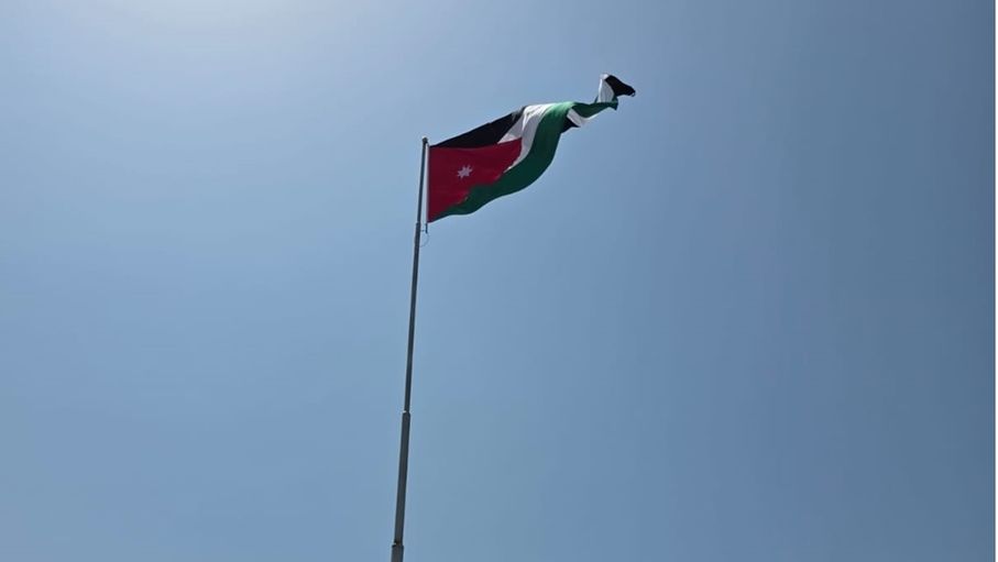 في احتفال وطني مهيب.. العلم الأردني يرفرف فوق أعلى سارية في الطفيلة