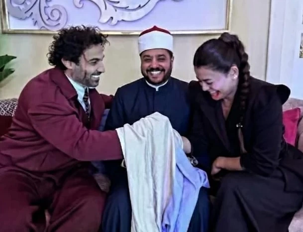 بعد صورتهما أمام المأذون.. ما حقيقة زواج أحمد فهمي وأسماء جلال؟