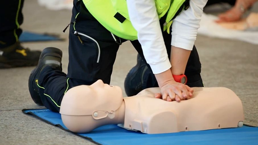 تدريب المعلمين على الإسعافات الأولية: كيف يعزز بيئة تعليمية آمنة ويطور جودة التعليم؟