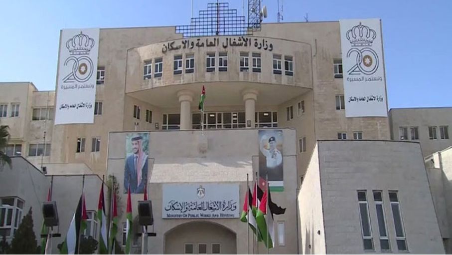 البدء بأعمال إنشاء وتأهيل جزء من طريق صما-وادي العرب وتجهيز تحويلة مرورية