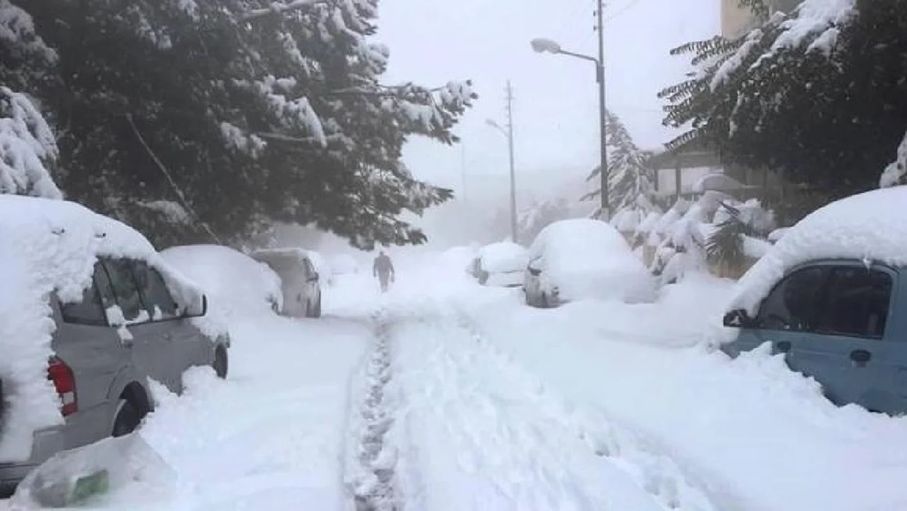 بدء تساقط الثلوج في المزار الجنوبي بمحافظة الكرك