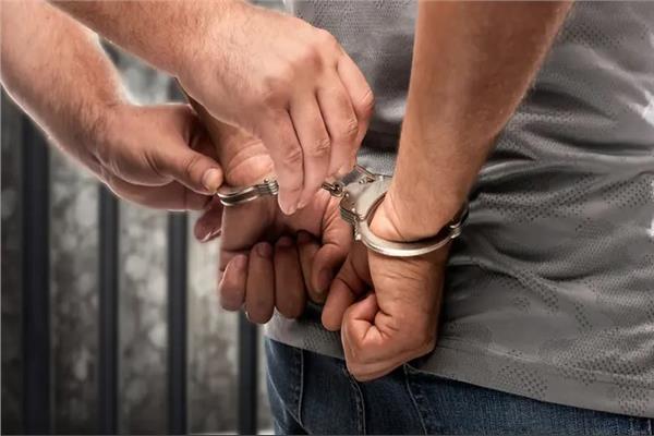 ضبط مالك معرض سيارات بالقاهرة لاتهامه بملاحقة سيدة وتهديدها وإتلاف سيارتها