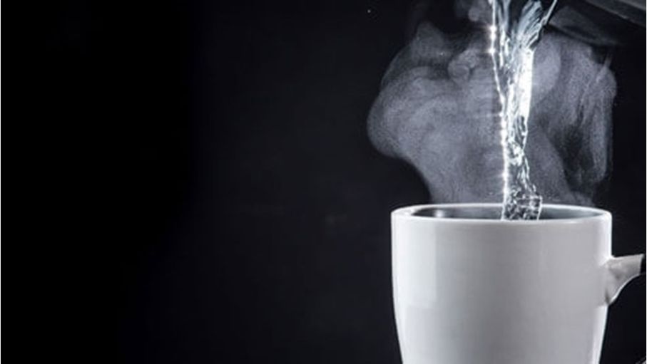 الماء الساخن بين الحقيقة العلمية والموروثات الشائعة