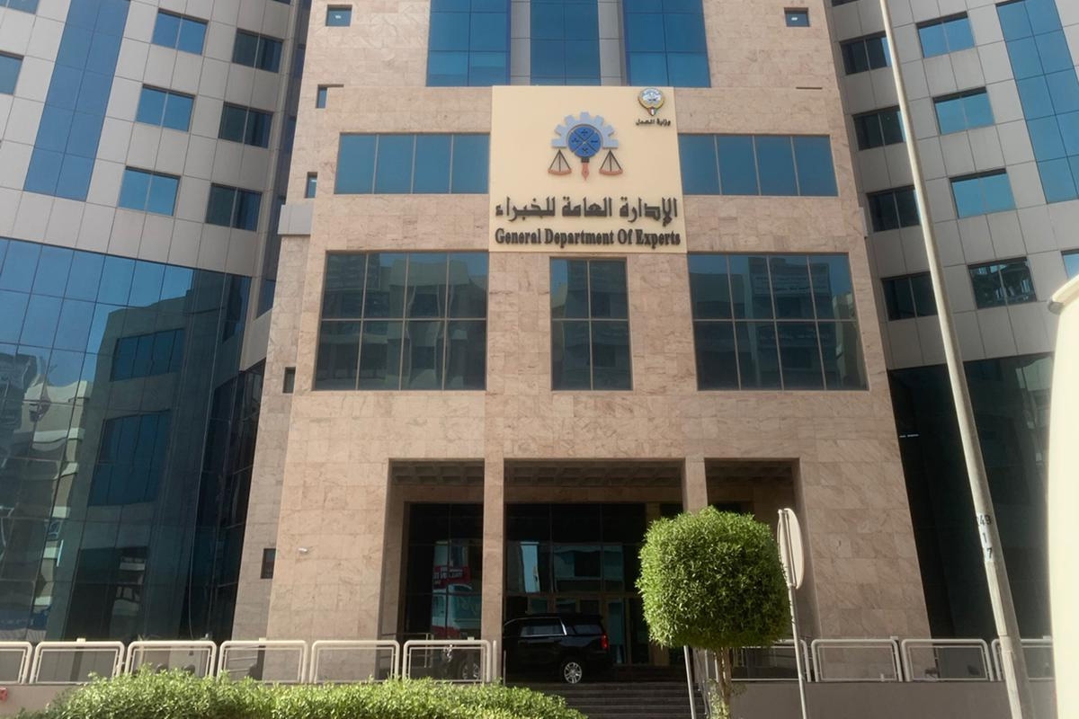 إلزام «الخبراء» بالبصمة اعتباراً من 1 يونيو