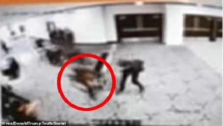 «هاتف أنقذ حياته من الموت».. كيف أخطأت الرصاصة هدفها في حادثة البيت الأبيض؟