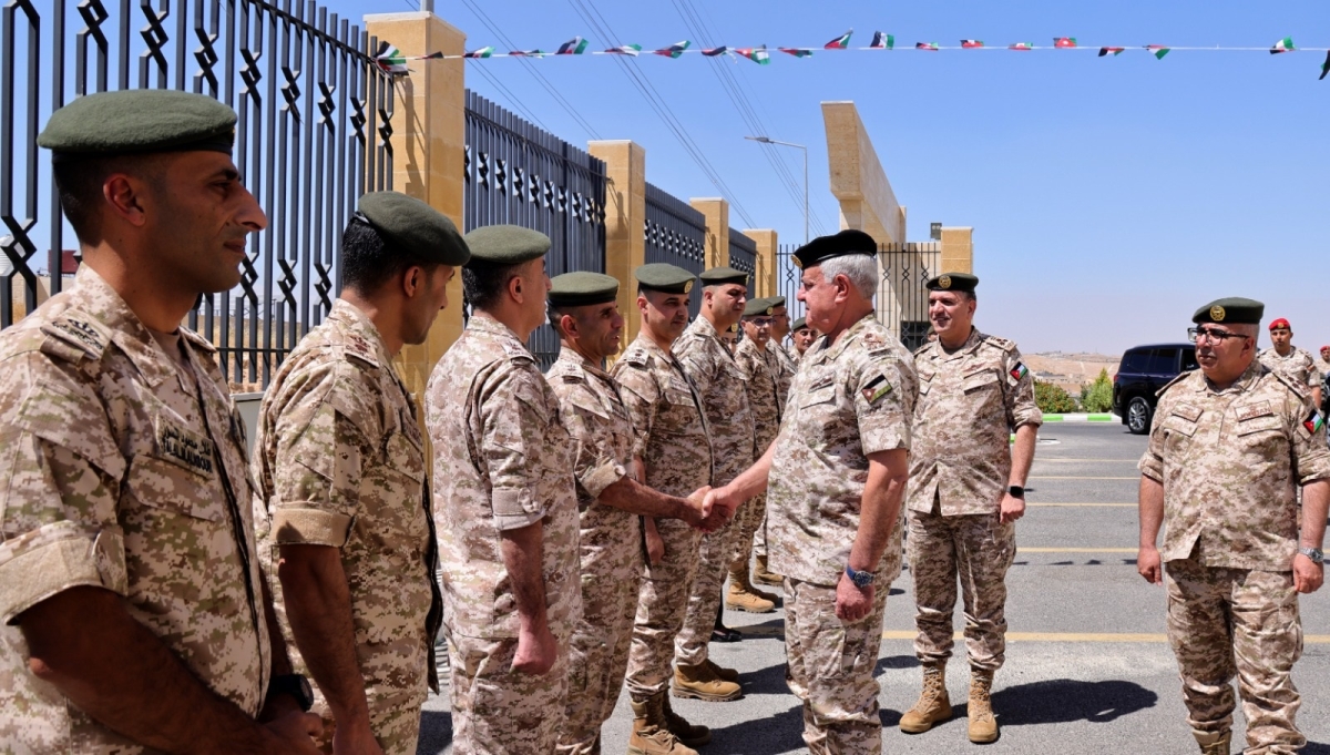 اللواء الركن الحنيطي يزور مديرية المشتريات الدفاعية ويدشّن المرحلة الأولى من برنامج الشراء الإلكتروني العسكري