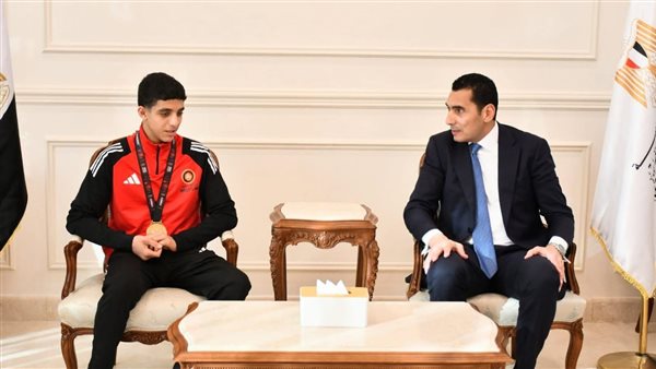 وزير الرياضة يستقبل "ترند الذهب" عبد الله حسونة بعد إنجازه القاري في المصارعة