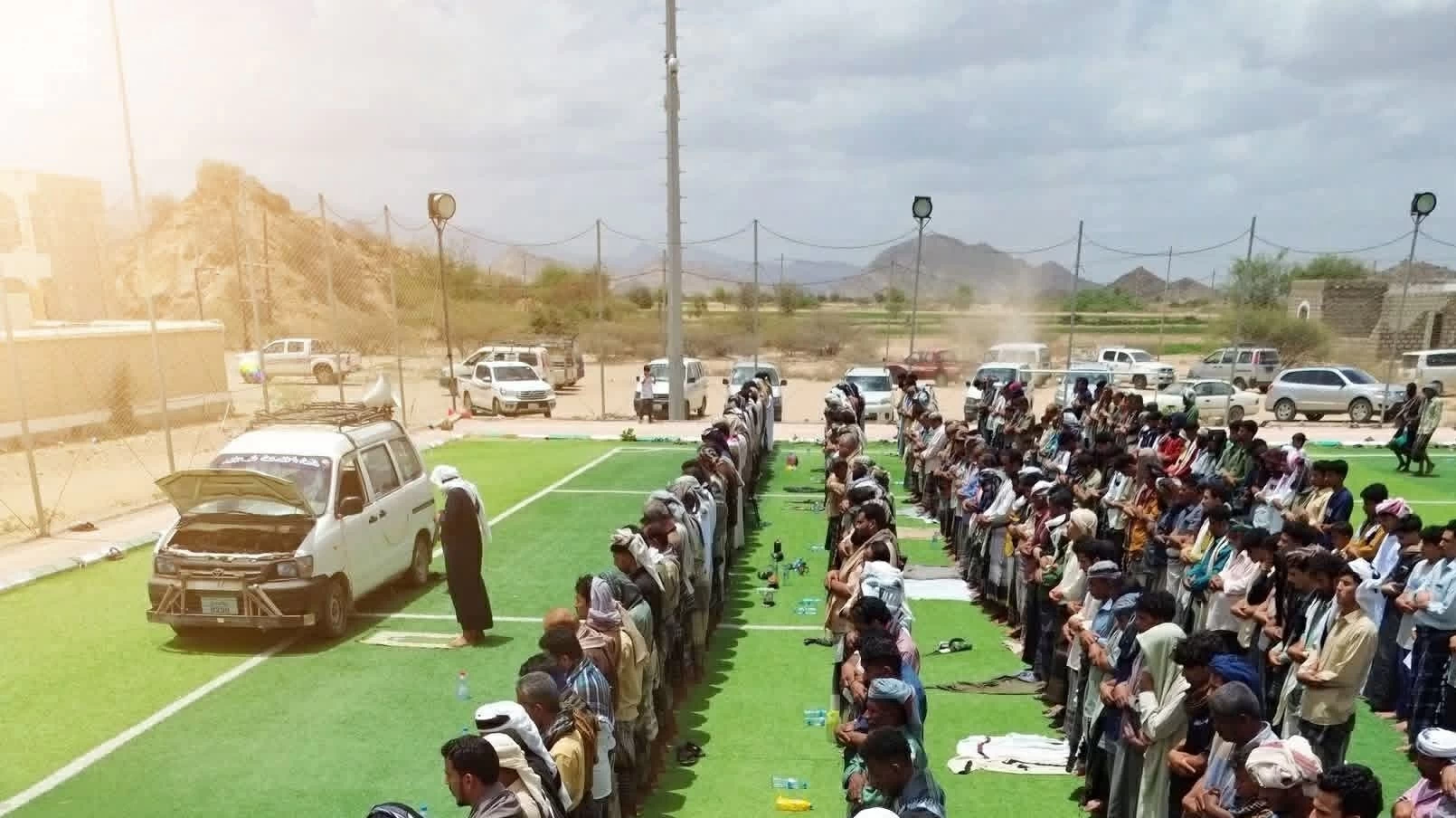 ​في مشهد مهيب.. اليمنيون يؤدون صلاة الغائب على «هادي»