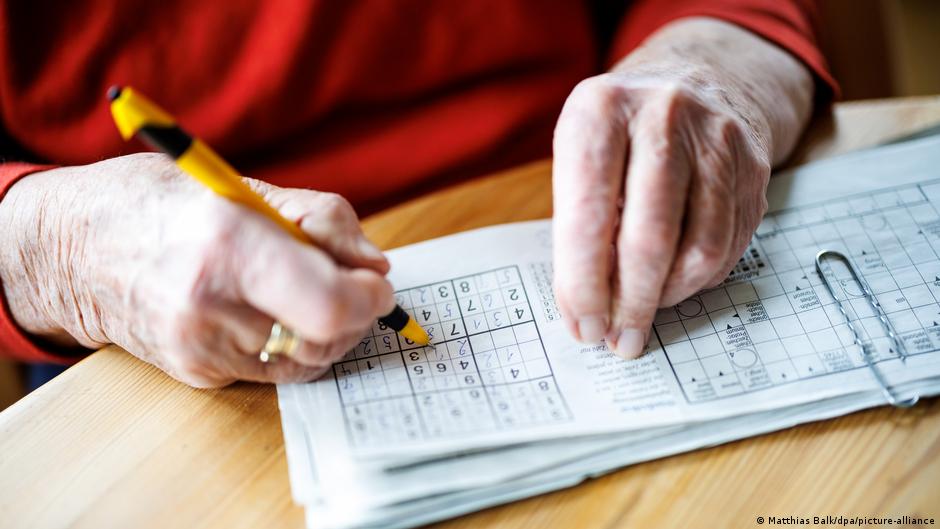 نسيان مفاجئ للكلمات بعد الخمسين…توتر عابر أم إنذار مبكر؟