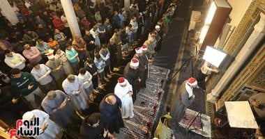 دعاء المصلين يعانق السماء.. زحام إيماني في خامس ليالي رمضان بمسجد عمرو بن العاص