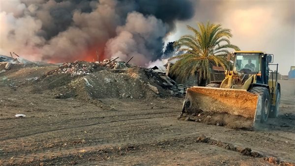 استمرار أعمال التبريد بحريق مصنع الخانكة ومعدات ثقيلة لفتح الممرات (صور)
