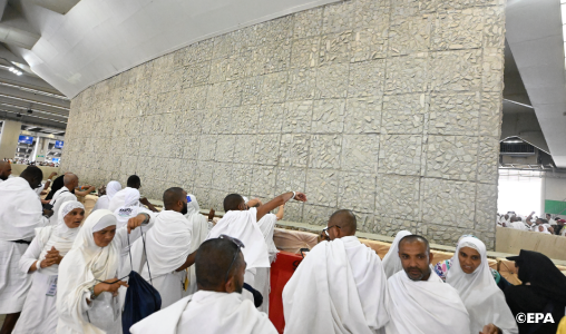 حجاج بيت الله الحرام يواصلون رمي الجمرات في آخر أيام التشريق