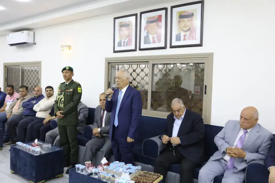 رئيس الديوان الملكي ينقل تعازي الملك وولي العهد لعشيرة الفريحات