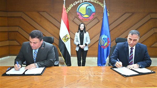 محافظ البحيرة تشهد توقيع بروتوكول تعاون لترخيص سيارات لتوزيع لمبات الليد