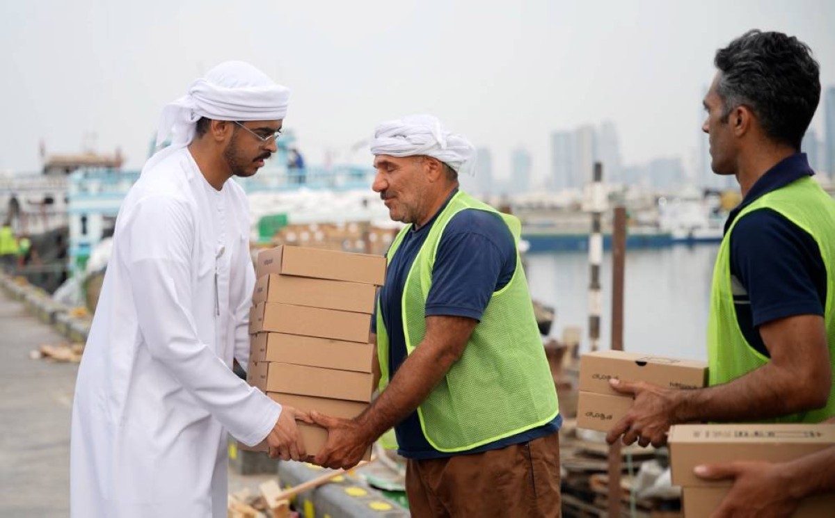 إقامة دبي توزع 135 ألف وجبة إفطار على العمال ضمن مبادرة "حافلة الخير"