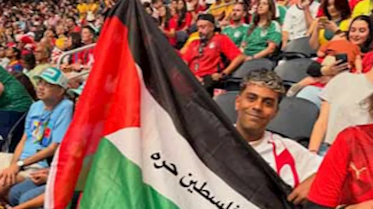 عفروتو ينشر صور من رفع علم فلسطين في مباراة مصر وأستراليا