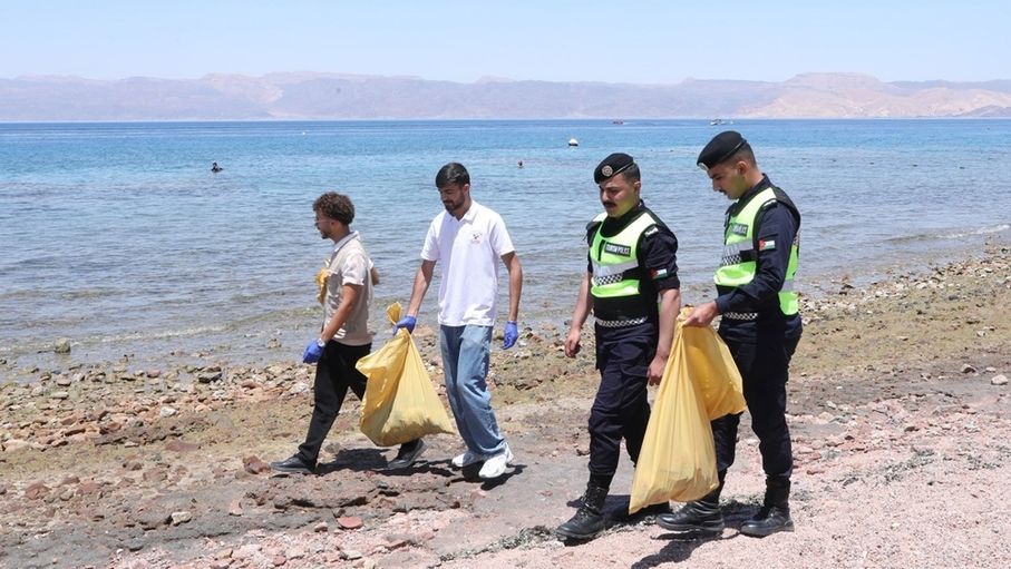 سلطة العقبة تواصل تنفيذ حملتها البيئية في العيد