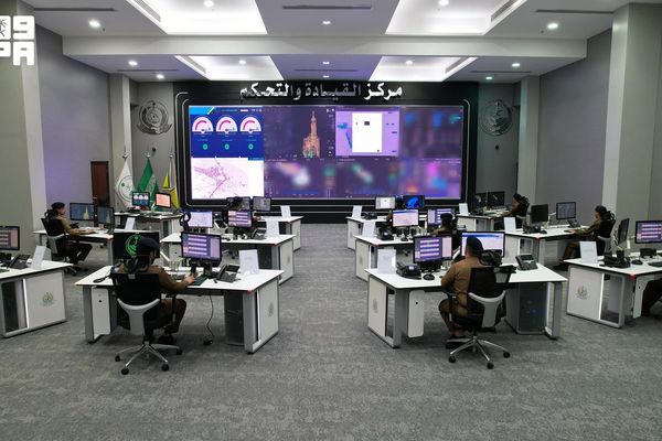الدفاع المدني يتابع مؤشرات الأداء الميداني للمشاعر المقدسة بغرفة القيادة والتحكم