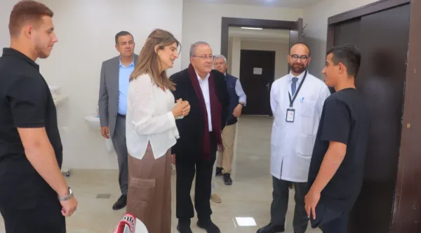 الأميرة دينا مرعد تزور مستشفى الهلال الأحمر