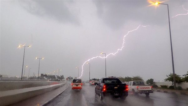 أتربة ورطوبة وأمطار رعدية، تفاصيل حالة الطقس اليوم الجمعة