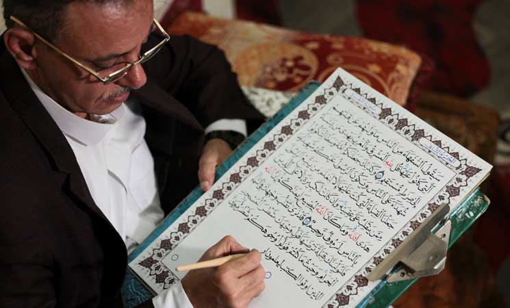 يمني يحافظ على تقليد كتابة المصحف بخط اليد- (شاهد)