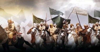 غزوة بدر.. حقق المسلمون انتصارًا ساحقًا على قريش رغم تفوق المشركين عدديًّا.. كانت أول انتصار حاسم للمسلمين على قريش.. انتهت بهزيمة المشركين وقتل وأسر سبعين منهم مقابل أربعة عشر شهيدًا من المسلمين