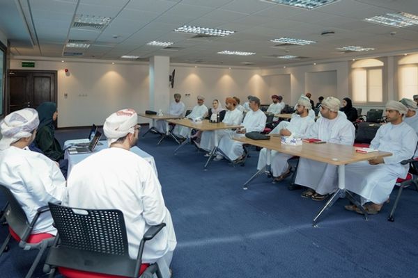وزارة المالية والبنك المركزي العُماني يستعرضان الأدوات المالية الحكومية المحلية