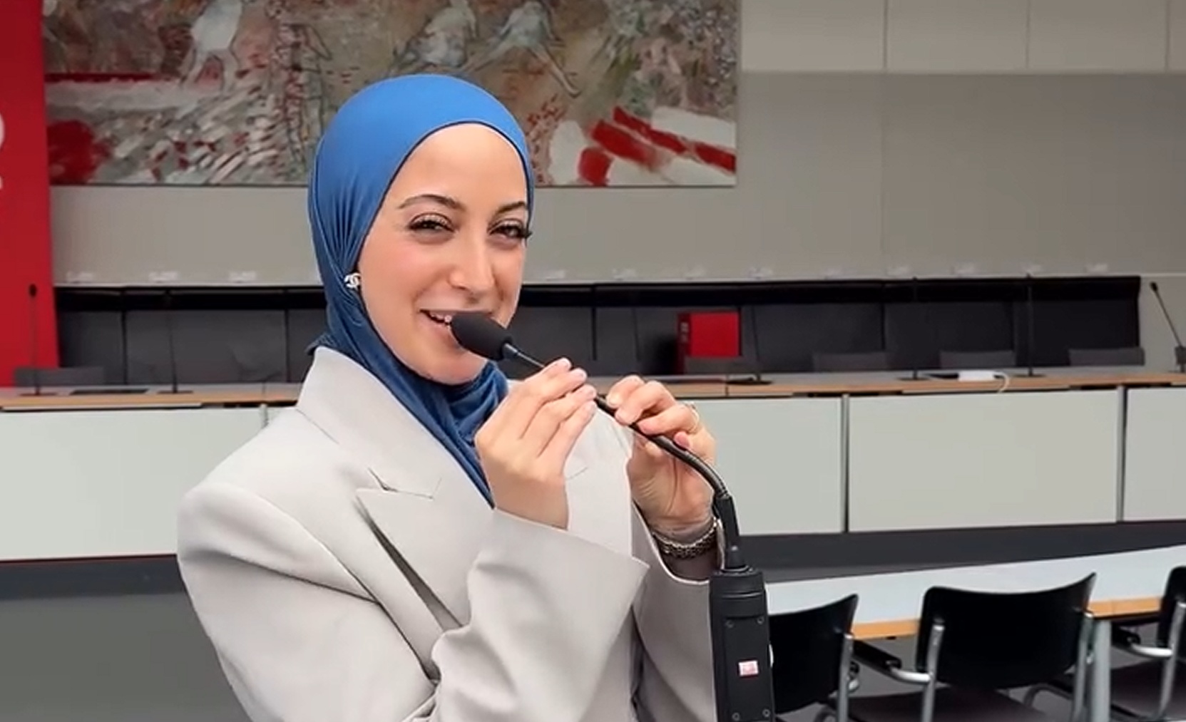 دويتشه فيله : شابة ألمانية محجبة تكسب “معركتها” ضد حزب البديل