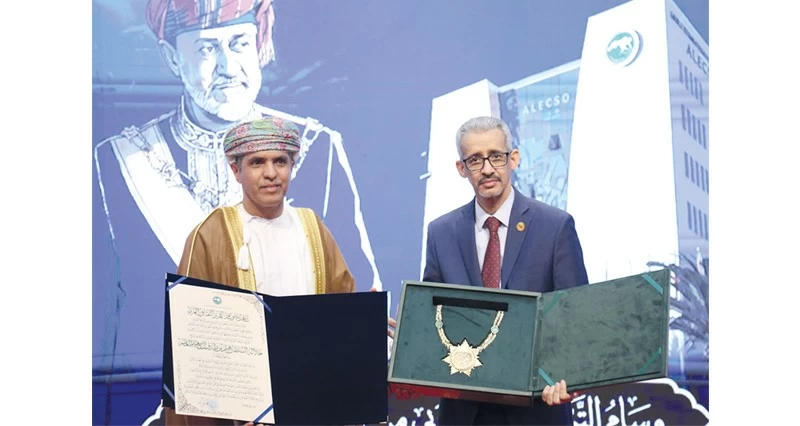 بتكليف سام .. سفير سلطنة عمان لدى تونس يتسلم وسام «التميز الثقافـي العربي»
