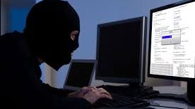 الحسابات المزيفة في مرمى القانون.. عقوبات تصل للسجن بسبب جرائم الإنترنت