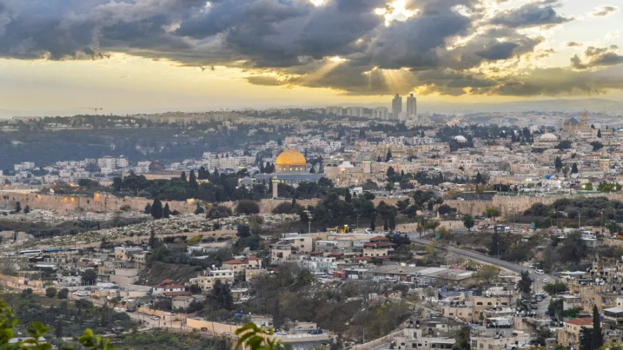 البرلمان العربي: الاحتلال يقود مشروعا لتصفية القضية الفلسطينية وجرّ المنطقة نحو التصعيد