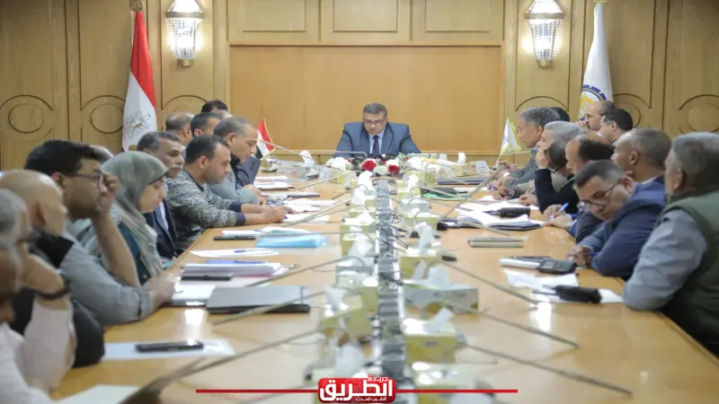 محافظ قنا يوجه بتسريع المشروعات ويشدد على الالتزام بمعايير الجودة خلال الخطة الاستثمارية