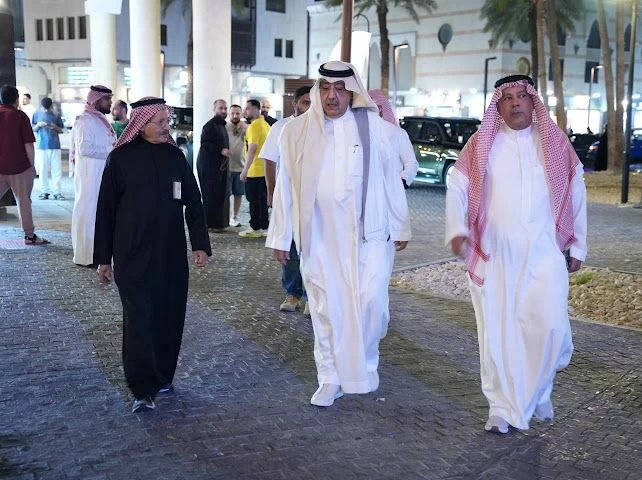 فيصل بن عبد الله يكرّم نوار خلال زيارته جدة التاريخية
