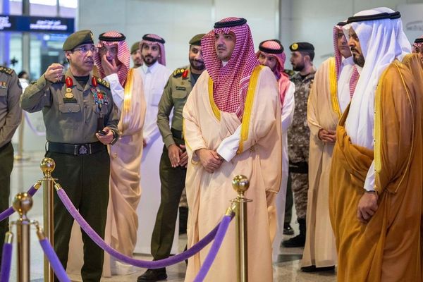 عبدالعزيز بن سعود يتابع منظومة استقبال ضيوف الرحمن بمطار الملك عبدالعزيز الدولي