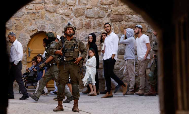 الضفة.. مستوطنون يهاجمون منازل وممتلكات فلسطينية- (شاهد)