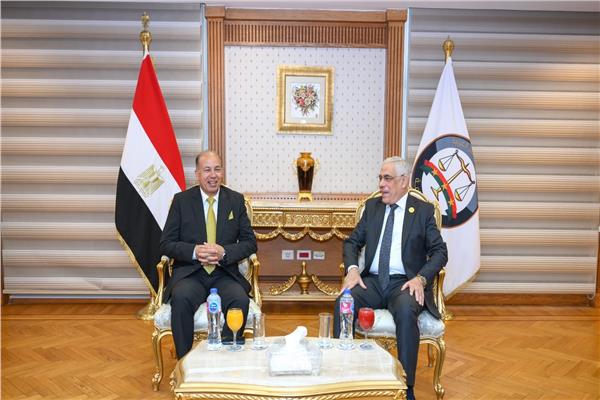 النائب العام يستقبل رئيس جامعة المنصورة في ختام برنامج التعريف بدور النيابة