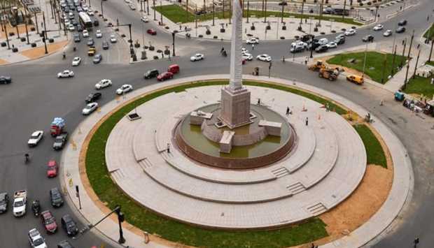 موقف سيارات ميدان التحرير عام 1975 (صورة نادرة)