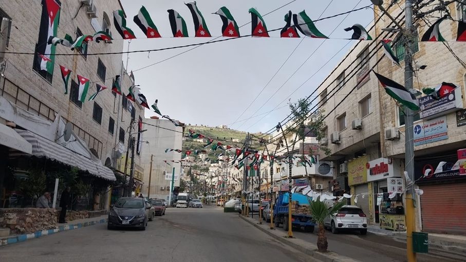 مناطق عجلون تتزين بالعلم الأردني في يوم العلم