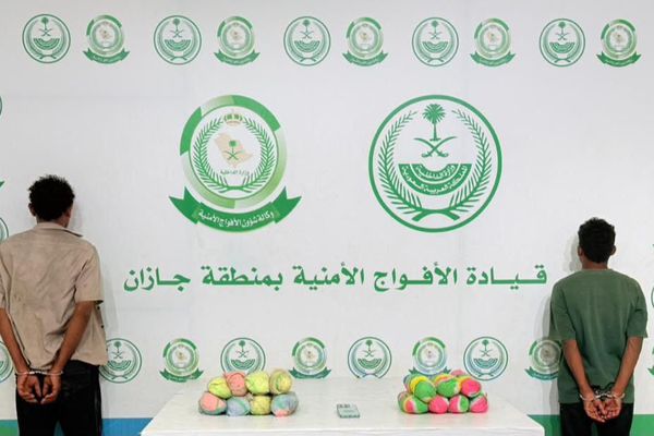القبض على مُخالفَيْن لنظام أمن الحدود لتهريبهما (5) كيلو جرامات من القات بالعارض