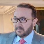 لا تفتحوا الباب ثم تلعنوا الداخلين!