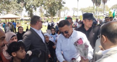 محافظ القليوبية يوزع الورود على المواطنين بحدائق القناطر الخيرية