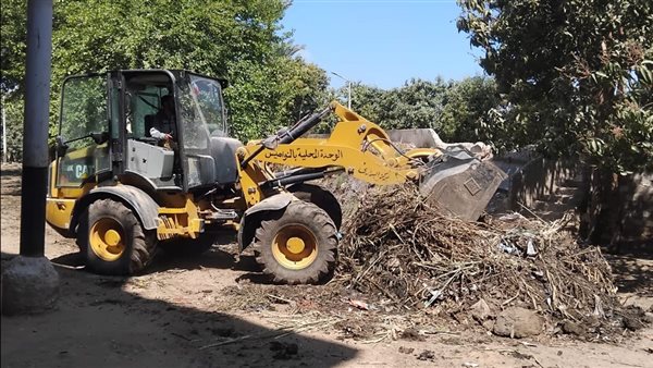 حملات مكثفة لرفع نواتج تطهير الترع بالنواميس في أسيوط