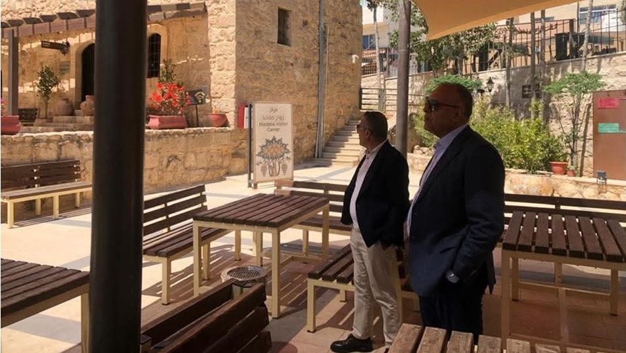 محافظ مادبا يتفقد الأسواق والمواقع السياحية ويؤكد تعزيز الرقابة وتحسين الخدمات