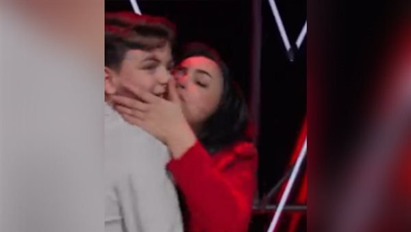 انهيار والدة متسابق ذا فويس كيدز بالبكاء على الهواء